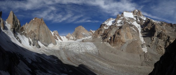 Venec gora, ki obkrožajo ledenik Rangtik, z leve Shawa Kangri (5728 m), P6085 m (aka H2), Chakdor Ri (6193m), Remalaye (6278 m)